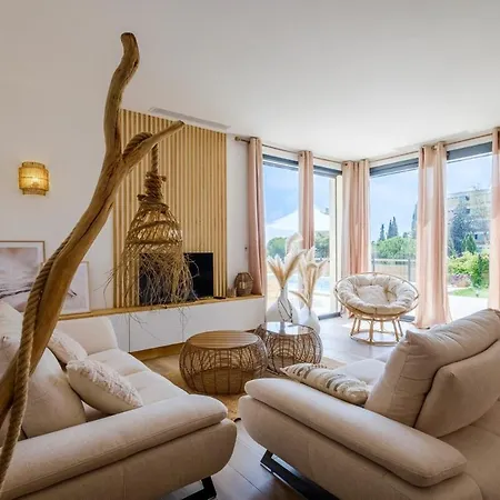 Moderne Pour 8 Personnes - Vue Sur ! Villa