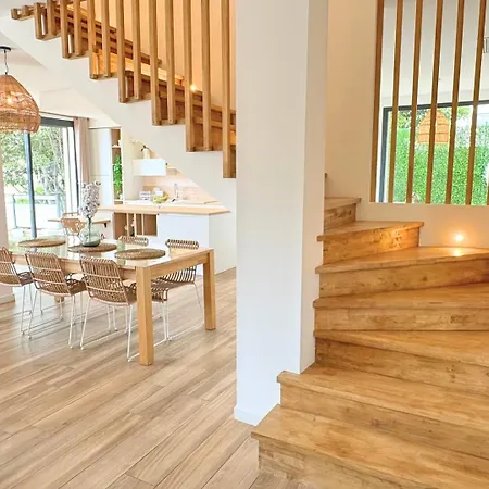 Moderne Pour 8 Personnes - Vue Sur ! Villa