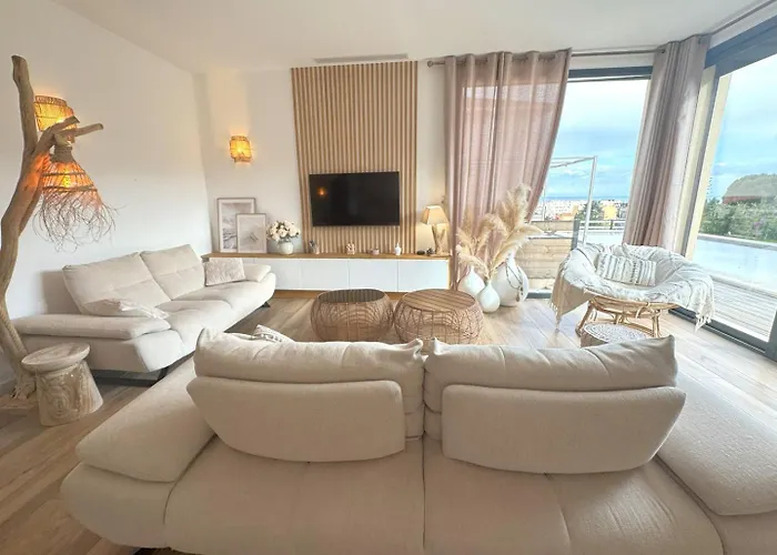 Moderne Pour 8 Personnes - Vue Sur ! ניס