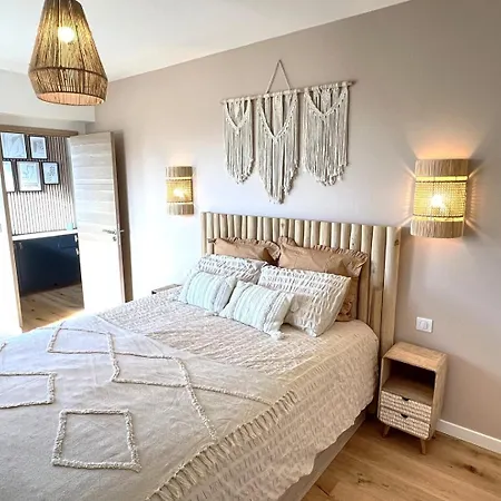 Moderne Pour 8 Personnes - Vue Sur ! ניס